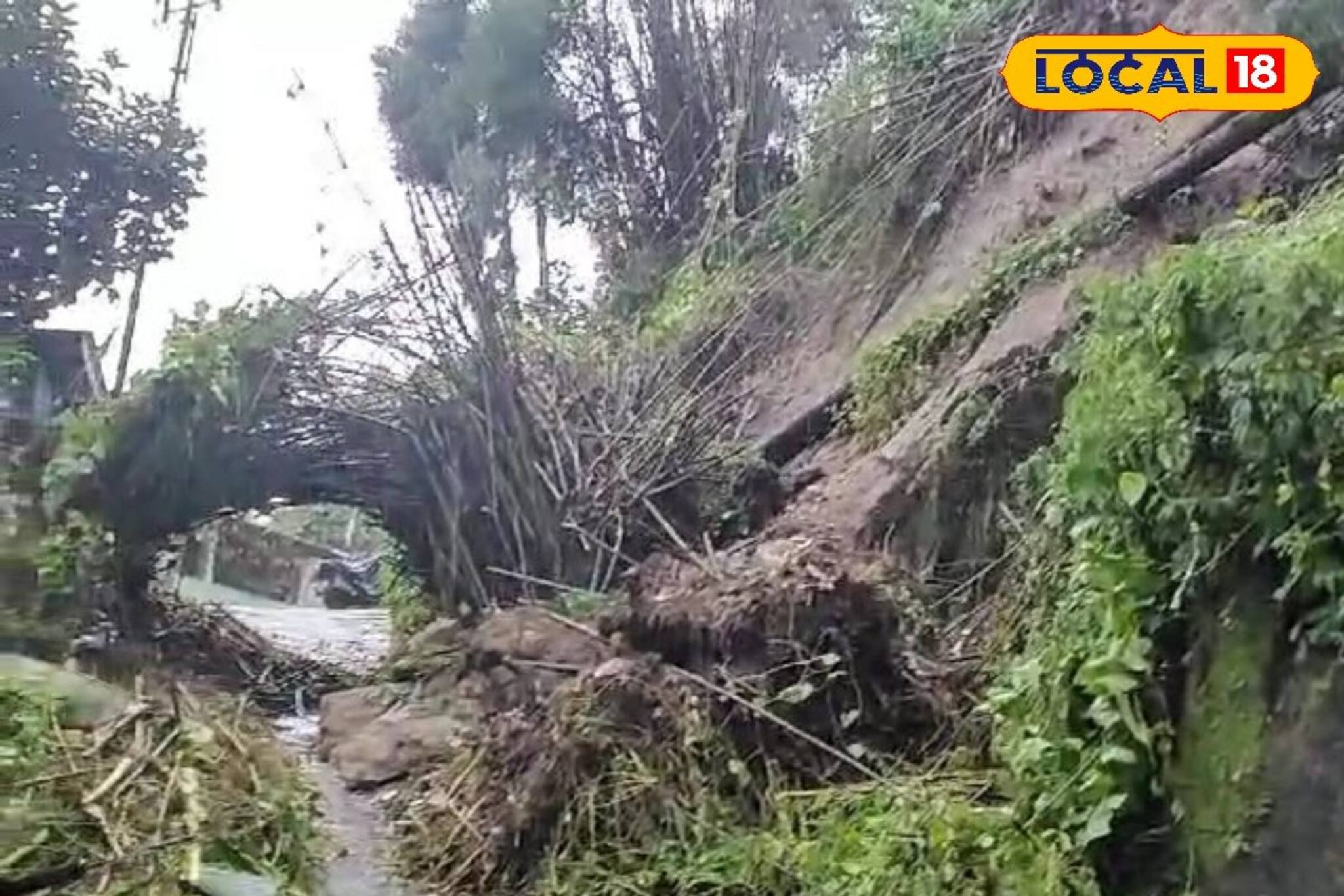 Darjeeling:  দানব বৃষ্টির থাবা, দার্জিলিং একেবারে বিধ্বস্ত, পর্যকটদের মাথায় হাত