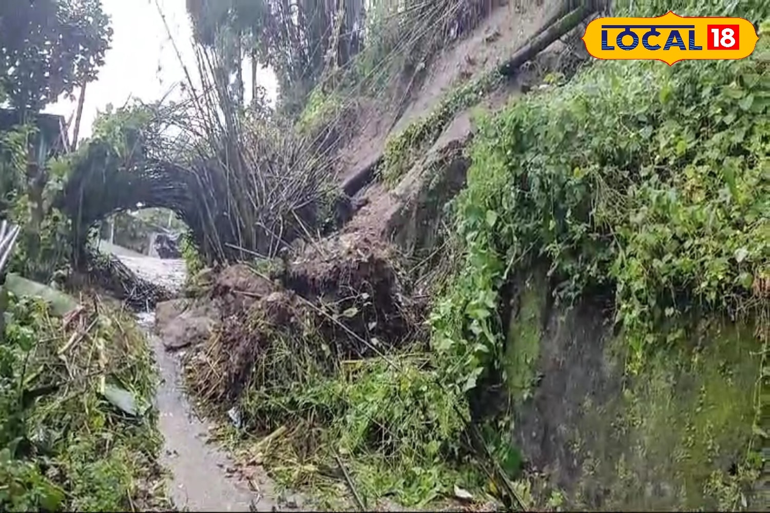 অন্যদিকে নিম্নচাপের জেরে শৈল শহর দার্জিলিঙে গতকাল থেকেই প্রবল বৃষ্টিপাত চলছে বৃষ্টির জেরে ক্ষতিগ্রস্থ একাধিক এলাকা ,জায়গায় জায়গায় ধস। প্রবল বৃষ্টিপাত জেরে হোটেলবন্দি পর্যটকেরা।