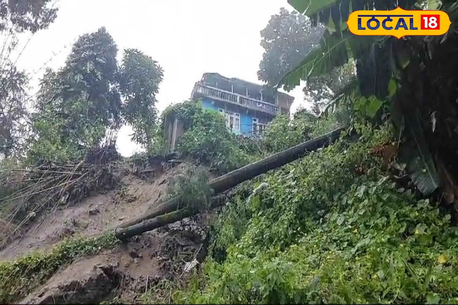 পরিস্থিতির জেরে রীতিমত আতঙ্কে রয়েছে এলাকার সাধারণ মানুষ থেকে শুরু করে পাহাড়ে ঘুরতে আসা পর্যটকেরা। পর্যটনের ভরা মরশুমে দুর্গাপুজোর আগে প্রবল বৃষ্টির দুর্যোগে চিন্তায় পাহাড়ের স্থানীয় বাসিন্দা থেকে শুরু করে ব্যবসায়ীরা।