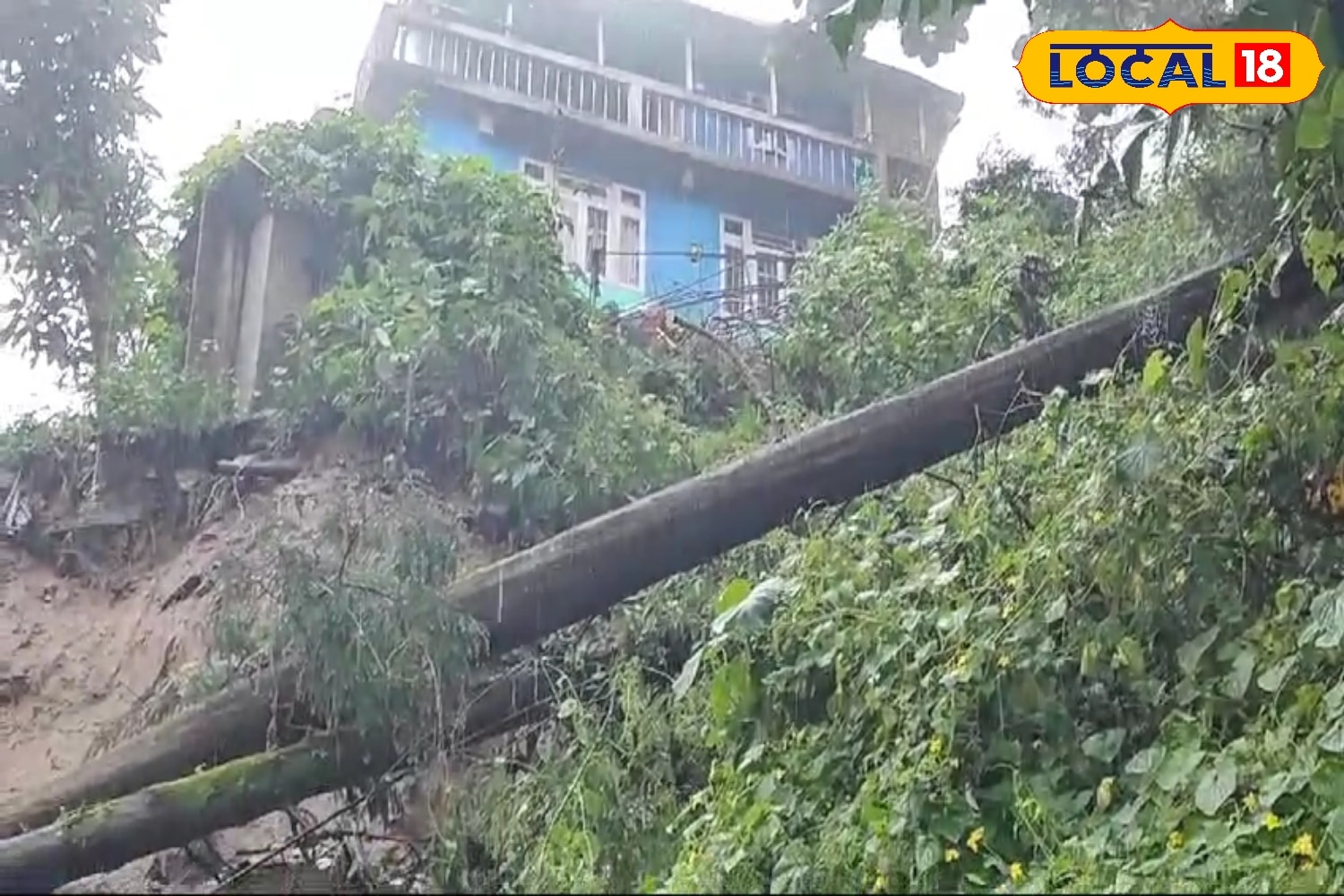 শুক্রবার উত্তরবঙ্গের  দার্জিলিং জলপাইগুড়ি  কালিম্পং, আলিপুরদুয়ার এবং কোচবিহার এই পাঁচ জেলাতেই বৃষ্টিপাতের সম্ভাবনা রয়েছে। হতে পারে ভারী থেকে অতিভারী বৃষ্টি ,ইতিমধ্যেই জারি হয়েছ কমলা সতর্কতা। 