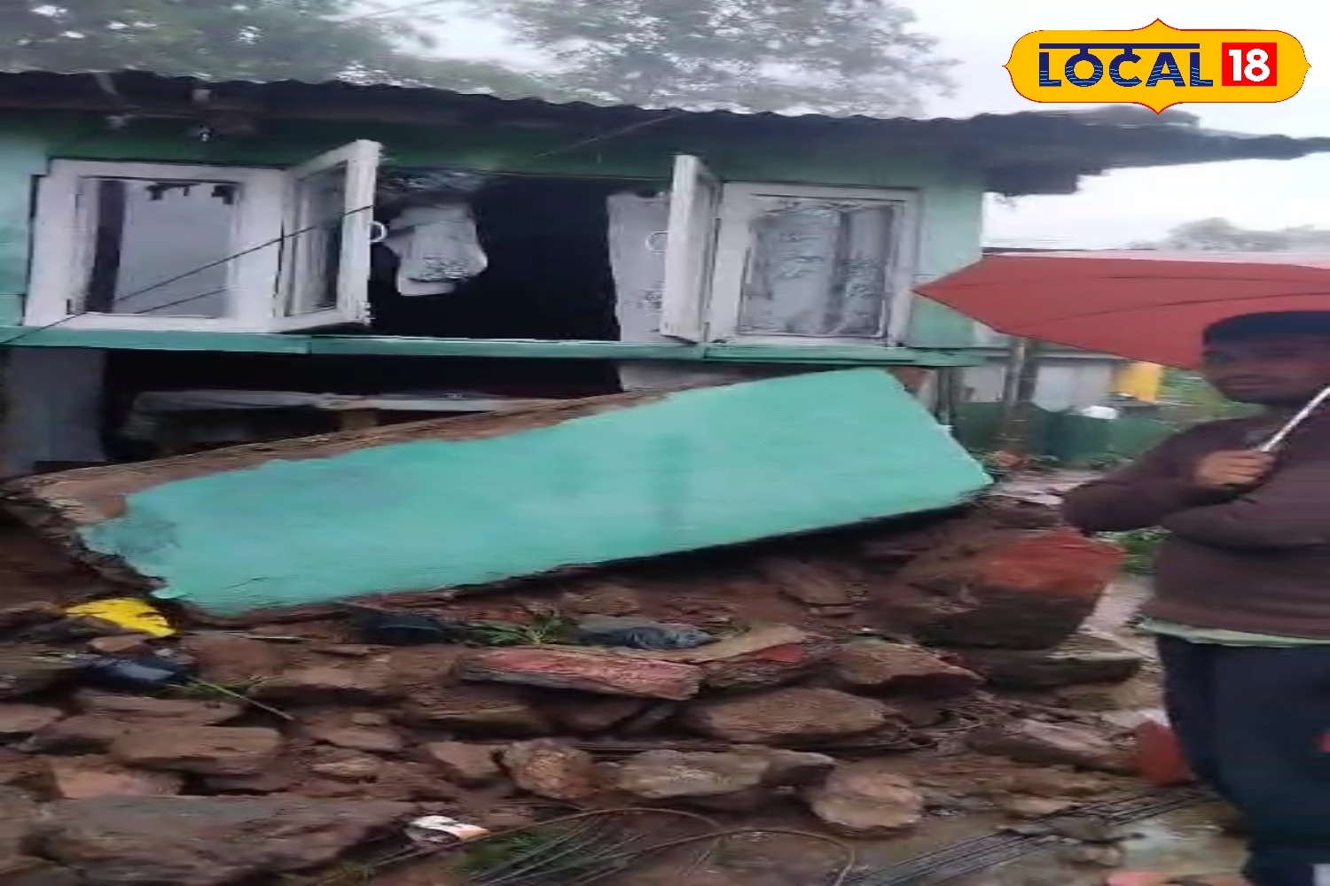 গতকাল থেকেই প্রবল বৃষ্টিপাত উত্তরবঙ্গ জুড়ে। টানা বৃষ্টিতে ভাসছে উত্তরবঙ্গের সমতল থেকে শুরু করে শৈল শহর। শুক্রবার দার্জিলিং এর মিরীকে  লাগাতার ভারী  বৃষ্টিপাতের জেরে থারবু এলাকায় ধসের জেরে পুরোপুরি ক্ষতিগ্রস্ত একটি বাড়ি।