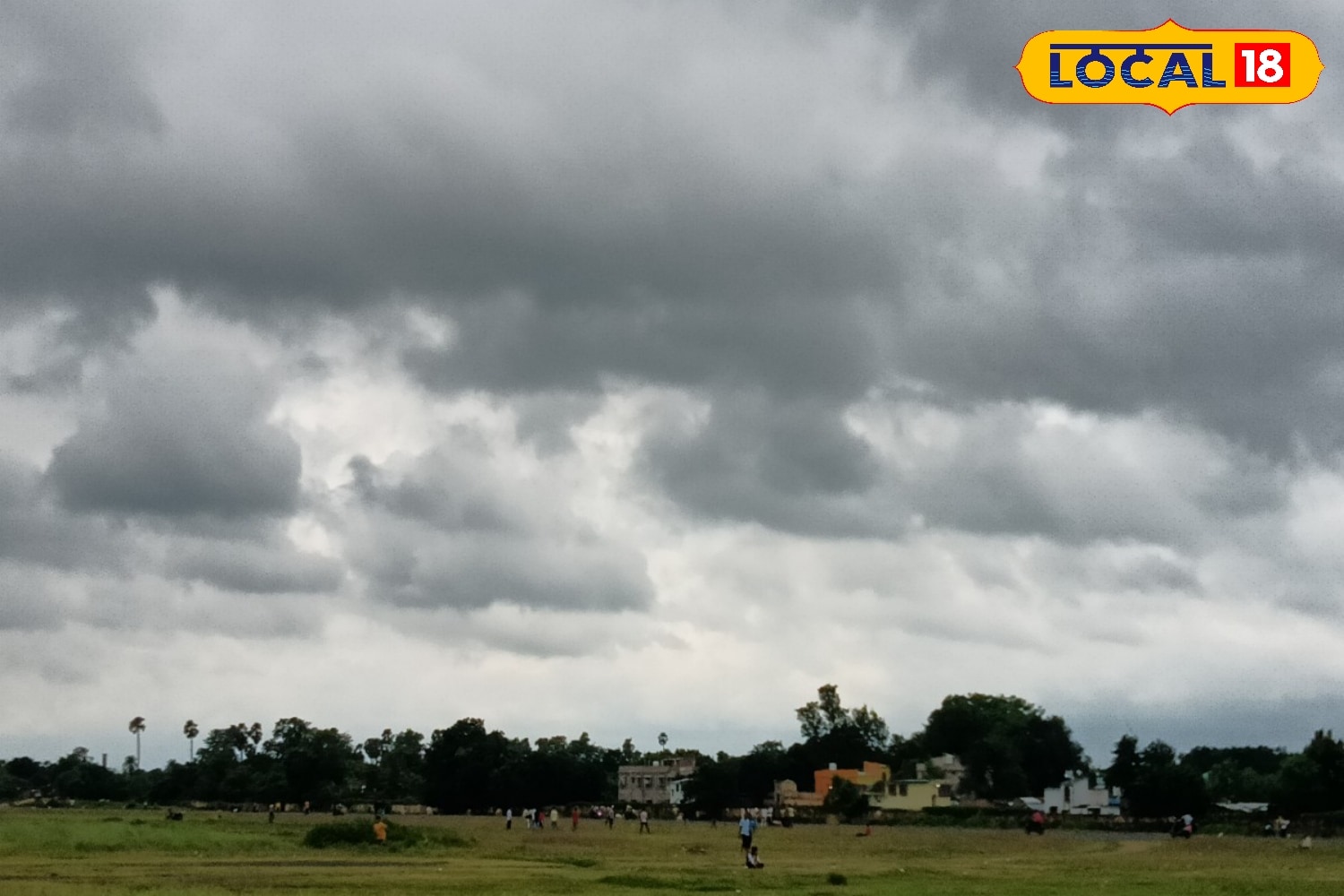 এদিন সকাল থেকেই বৃষ্টির পূর্বাভাস রয়েছে। দিনভর বৃষ্টির সম্ভাবনা রয়েছে মালদহ সহ উত্তর ও দক্ষিণ দিনাজপুর জেলায়। বৃষ্টির না হলেও এদিন আকাশ মেঘলা থাকবে।