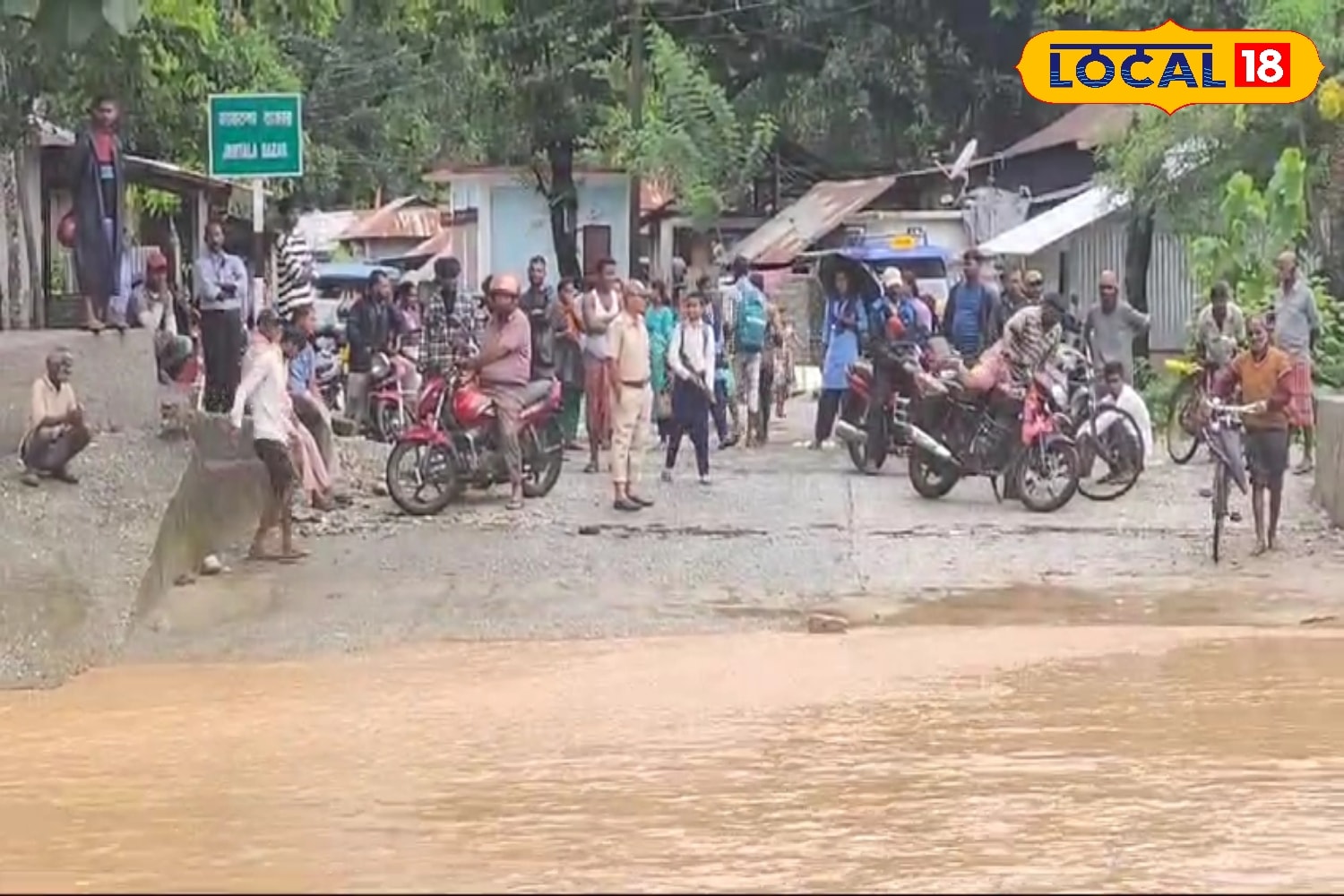 মাদারিহাট থেকে টোটোপাড়ার যোগাযোগ ব্যবস্থা বন্ধ, আটকে পড়েছেন বহু মানুষ 