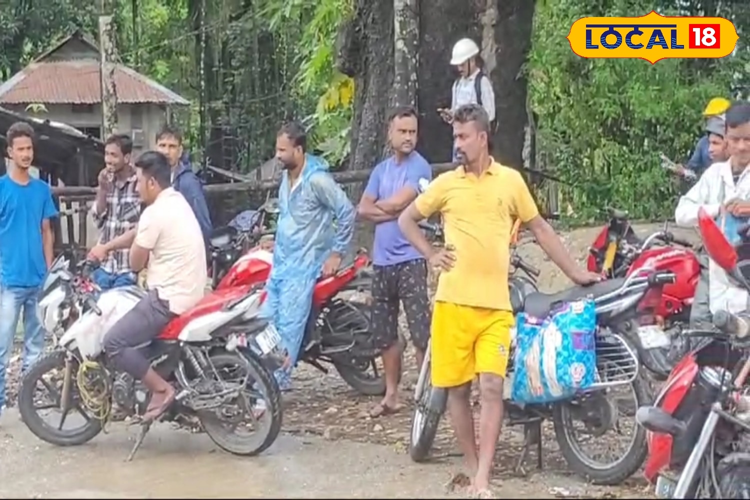 গতকাল রাত থেকে টানা বৃষ্টির কারণে ফুঁসছে বাঙড়ি নদী, জামতলার রাস্তায় ৫ ঘন্টা ধরে আটকে আছেন পথচারীরা 