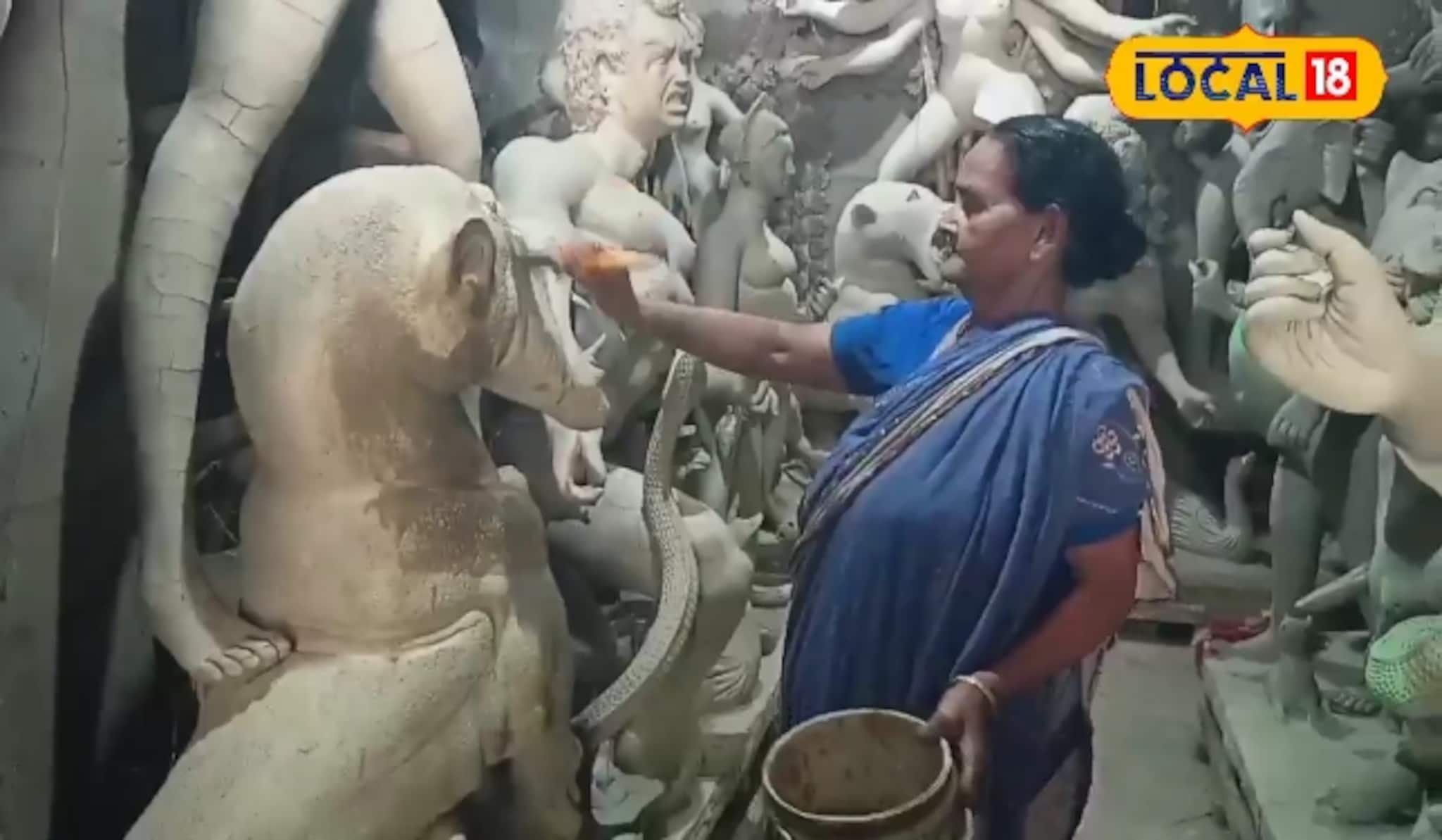 ৭০ বছরের হাতে রঙ, ক্ষীণ হয়নি সৃষ্টিশীলতা! তাঁর হাতেই রূপ পাচ্ছে দেবী দুর্গা