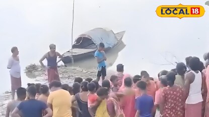 দেহ দেখতে এলাকার মানুষের ভিড় দেহ দেখতে এলাকার মানুষের ভিড়