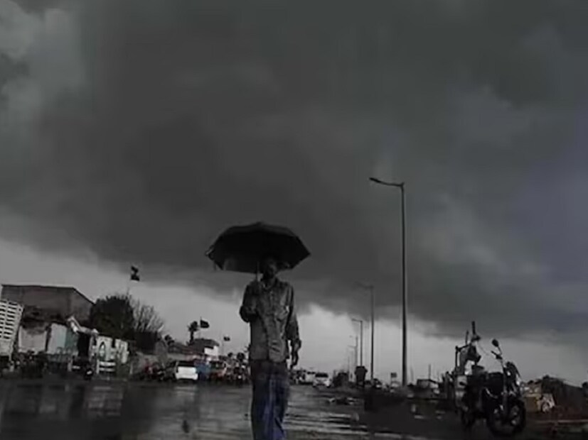 আবহাওয়া দফতর জানিয়েছে, এখনও বর্ষা বিদায়ের অনুকুল পরিস্থিতি তৈরি হয়নি বাংলায়। রাজস্থান থেকে বর্ষা বিদায় শুরু হলেও গত তিন দিন আচমকা থমকে গিয়েছে বর্ষাবিদায় পালা। ১৭ সেপ্টেম্বরের পরিবর্তে ৬ দিন পরে, অর্থাৎ ২৩শে সেপ্টেম্বর বর্ষা বিদায় শুরু হয় দেশে। প্রতীকী ছবি।