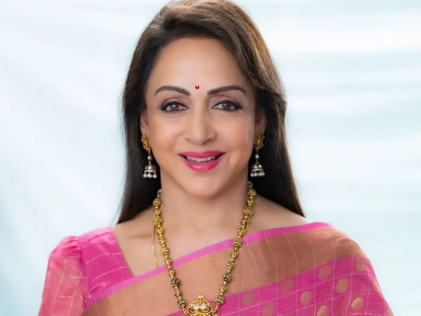 ছবিটির শ্যুটিংয়ের স্মৃতি হাতড়ে হেমা বলেন যে, “ছবিটি খুব সুন্দর এবং ভদ্র ভাবেই তৈরি হয়েছি।” এরপর সঞ্চালিকা ভারতী প্রধান ওই ছবির একটি অন্তরঙ্গ প্রেমের দৃশ্যের বিষয়ে কথা বলেন। যেখানে নাসিরুদ্দিন শাহ ছিলেন। তিনি হেমা মালিনীর সঙ্গে ওই ঘনিষ্ঠ দৃশ্য করতে বেশ ভয় পাচ্ছিলেন। এই কথা শুনে হেসে ওঠেন বলিউডের স্বপ্নসুন্দরী। তিনি বলেন, “এতটাই যদি ভয় লাগে, তাহলে সেটা তো ভালই। তাই না?”