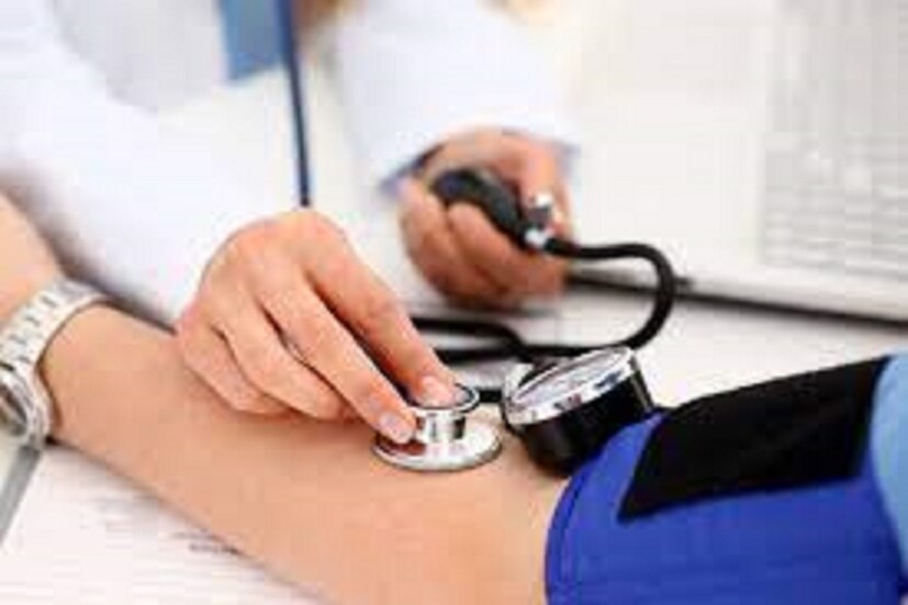 বিপি রেঞ্জে এর থেকে বেশি 140/90 mmHg পর্যন্ত বাড়লে 140/90 mmHg হাই ব্লাডপ্রেশার 90/60 mmHg এর থেকে কম হলে বিপির সমস্যা হতে পারে ৷ প্রতীকী ছবি ৷
