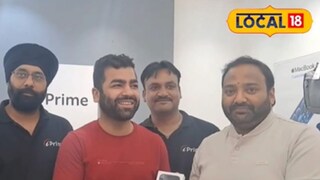 শখের ফোন হাতে পেতেই মুখে হাসি কাস্টমারদের। শখের ফোন হাতে পেতেই মুখে হাসি কাস্টমারদের।