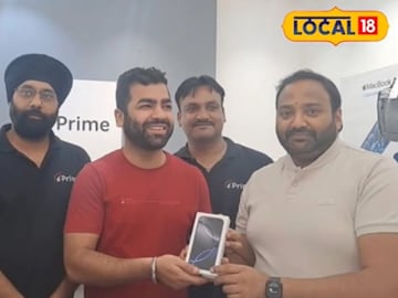 শখের ফোন হাতে পেতেই মুখে হাসি কাস্টমারদের।