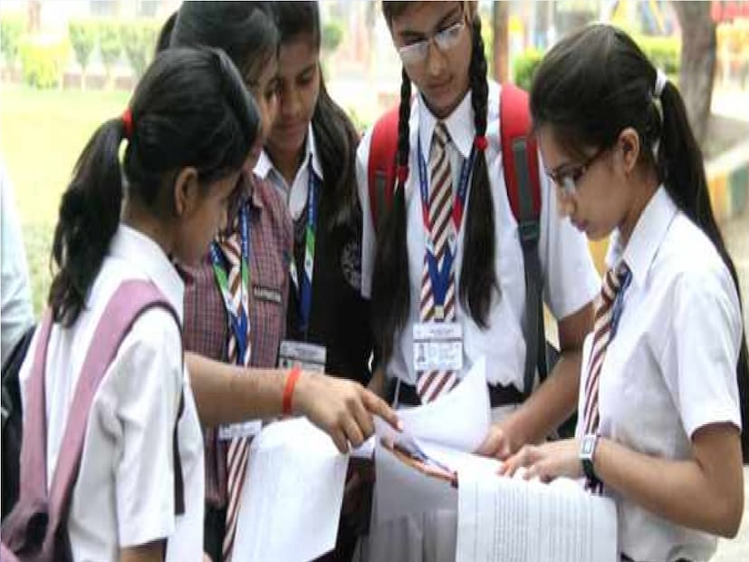 *জাতীয় শিক্ষানীতিতেও বলা হয়েছে, পরীক্ষার্থীদের উপরে চাপ কমাতে হবে। পরীক্ষা নিয়ে যেন ছাত্রছাত্রীদের মনে কোনও ভীতির সঞ্চার না হয়। অথচ, অঙ্ক পরীক্ষা নিয়ে অনেকেরই ভয় থাকে। পরীক্ষায় সময় বেশি পেলে সেই চাপ কমবে বলেই মনে করছেন শিক্ষক-শিক্ষিকাদের একাংশ। সংগৃহীত ছবি।