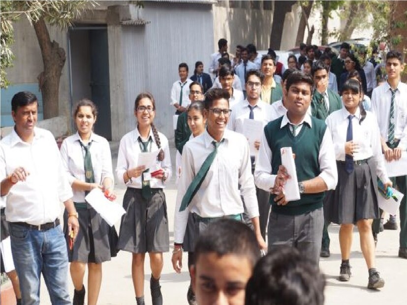*অঙ্ক পরীক্ষার সময়সীমা বৃদ্ধিকে স্বাগত জানিয়েছেন অধিকাংশ স্কুলের অধ্যক্ষেরা। সময় বেশি পেলে আরও ভাল ভাবে পরীক্ষা দিতে পারবে ছাত্রছাত্রীরা। উত্তর করার পরে আবার প্রথম থেকে মিলিয়ে নেওয়ার সুযোগও পাবে তারা, এমনই দাবি। সংগৃহীত ছবি। 