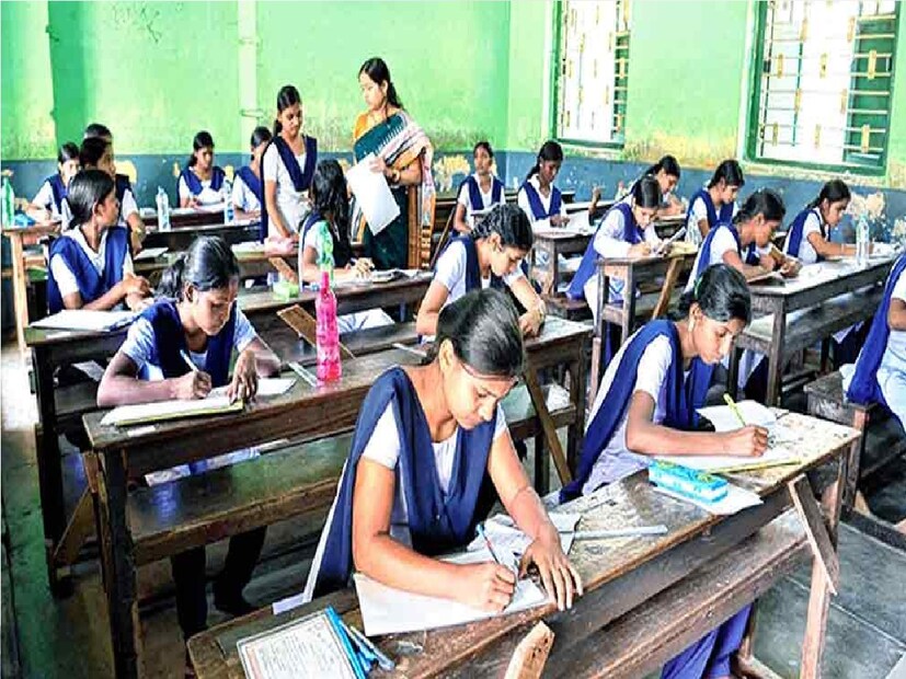 *আইসিএসই-তে অঙ্ক পরীক্ষার সময়সীমা ছিল আড়াই ঘণ্টা। ২০২৫ সাল থেকে সেই সময়সীমা বেড়ে হবে তিন ঘণ্টা। তবে বোর্ড জানিয়েছে, সময়সীমা বাড়লেও প্রশ্নেরসংখ্যার পরিবর্তন হচ্ছে না। সেই সঙ্গে পরীক্ষার্থীদের যাতে কোনও অসুবিধা না হয়, তার জন্য প্রশ্নের ধরনের একটি নমুনাও দিয়ে দেওয়া হয়েছে। সংগৃহীত ছবি। 