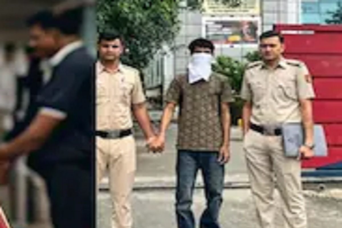 বিদেশে চাকরির স্বপ্ন, বিমানবন্দরে পৌঁছতেই মা-বাবার সামনেই গ্রেফতার ছেলে ! বিদেশে চাকরির স্বপ্ন, বিমানবন্দরে পৌঁছতেই মা-বাবার সামনেই গ্রেফতার ছেলে !