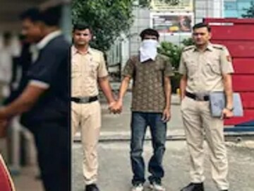 মা-বাবার সামনেই ছেলেকে তুলে নিয়ে গেল পুলিশ