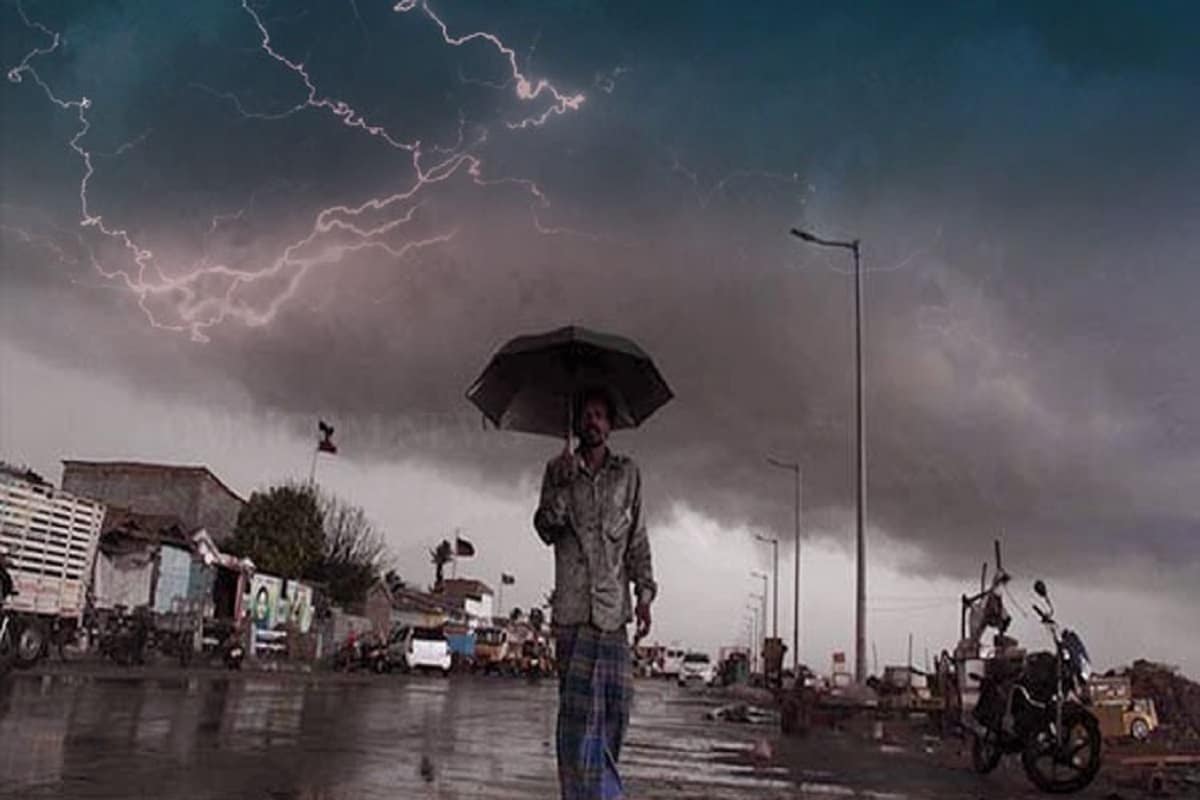 আলিপুর হাওয়া অফিসের রিপোর্ট অনুযায়ী সোমবারের মধ্যে এই ঘূর্ণবাত নিম্নচাপে পরিণত হবে। সেইসঙ্গে দক্ষিণবঙ্গের দিঘা উপর দিয়ে বঙ্গোপসাগর পর্যন্ত বিস্তৃত সক্রিয় মৌসুমী অক্ষরেখা। এর প্রভাবে রবি ও সোমবার বজ্র-বিদ্যুৎ-সহ দক্ষিণবঙ্গের জেলায় জেলায় বৃষ্টির সম্ভাবনা রয়েছে।