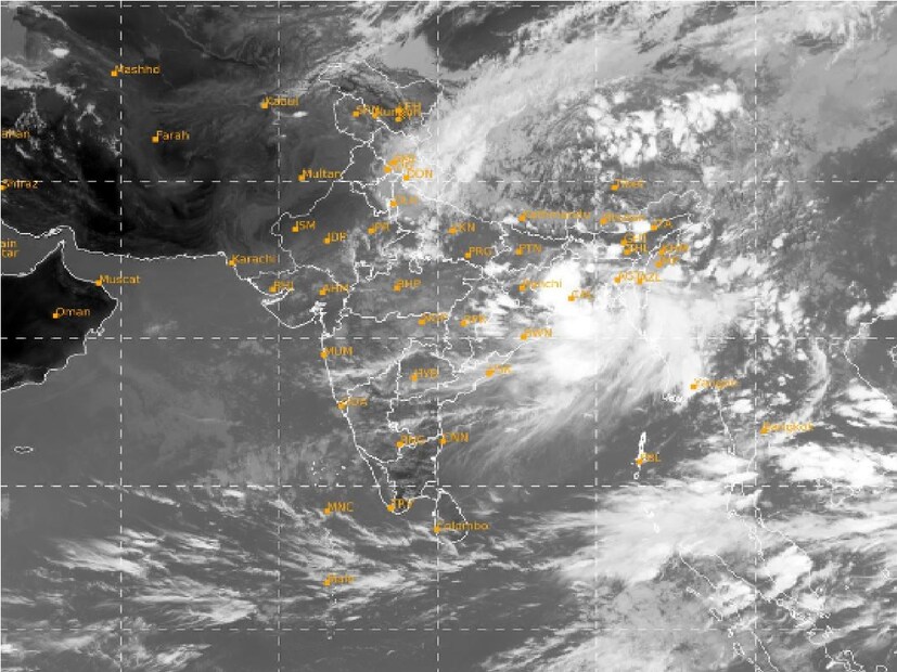 মৌসুমী অক্ষরেখা আবার সক্রিয় বাংলায়। আবহাওয়া দফতরের পূর্বাভাস বলছে, শুক্রবার নিম্নচাপ আরও শক্তিশালী হয়েছে বাংলাদেশে। যার প্রভাবে মেঘলা আকাশ চলছে সকাল থেকেই। বৃষ্টির পূর্বাভাস রাজ্য জুড়ে। ভারী থেকে অতিভারী বৃষ্টির সতর্কতা। Photo- IMD/Sattellite Image
