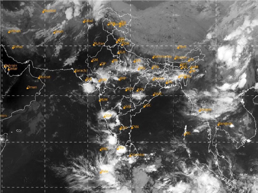 যার জেরে বাংলায় বদলাচ্ছে আবহাওয়ার খেল। উত্তরবঙ্গে ভারী বৃষ্টির সতর্কতা। দক্ষিণ দিনাজপুরে ভারী বৃষ্টির সম্ভাবনা আগামী ২৪ ঘণ্টায়। বজ্রবিদ্যুৎ-সহ বৃষ্টি হবে দার্জিলিং কালিম্পং আলিপুরদুয়ার কোচবিহার এবং জলপাইগুড়ি জেলাতে। বাকি জেলাতে ও বজ্রবিদ্যুৎ-সহ বৃষ্টি সতর্কতা। আশঙ্কা রয়েছে বজ্রপাতের।