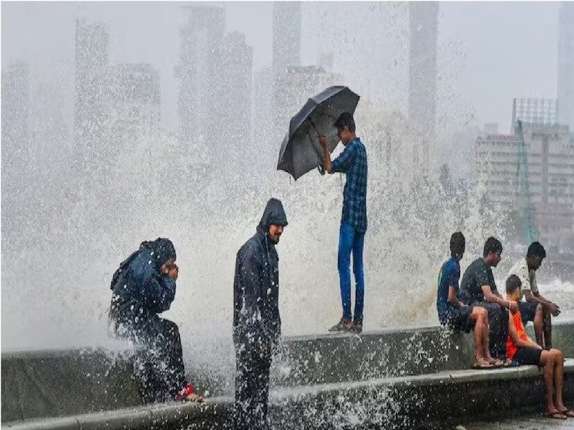 এর জেলায়-জেলায় হালকা থেকে মাঝারি বৃষ্টিপাতের পূর্বাভাস জারি রয়েছে৷ পুরুলিয়া ও পশ্চিম বর্ধমানে আগামী ১২ ঘণ্টাতেও বৃষ্টির অরেঞ্জ অ্যালার্ট বা কমলা সতর্কতা জারি হয়েছে৷