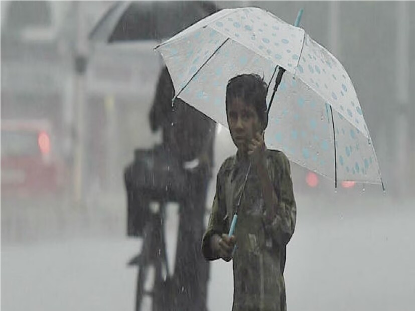 এদিকে উত্তরবঙ্গের একাধিক জেলায় ফের একবার ভারী বৃষ্টি শুরু হয়ে যাবে৷ দার্জিলিং, জলপাইগুড়ি, কোচবিহারে ইয়েলো অ্যালার্ট বা হলুদ সতর্কতা জারি করা হয়েছে৷