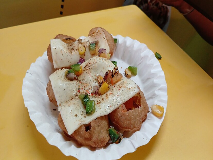 এই ফুচকার আকার প্রকারও ভিন্ন। গাঢ় খয়েরি রঙের এই ফুচকা গোল নয়, লম্বাটে ধাঁচের। তার পেটেও টক জল থাকে না। বদলে দেয়া হয় নানা রঙের মিষ্টি জেলি,কেক। সব শেষে উপরে মিষ্টি দানা ছড়িয়ে পরিবেশন করা হয় চকলেট ফুচকা। এখানে এলেই ভিন্ন স্বাদের ২০ ধরনের ফুচকা খেতে পারবেন সকলে।