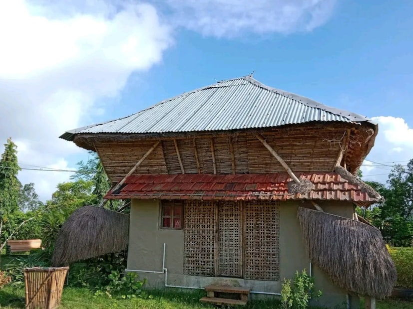 এখানে থাকার জন্য মুক্তির অফিসে আগে থেকে যোগাযোগ করতে হবে। ২০০০ টাকার মধ্যেই রুম পাবেন আপনি সেখানে। আপনি এখানে এলে দেখতে পাবেন ম্যানগ্রোভ অরণ্য, নদী ও জঙ্গল লাগোয়া এলাকার মানুষের জীবনযাত্রা।‌যোগা‌যোগ:9051112664