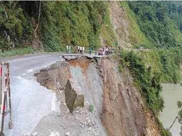 পুজোয় সিকিম নাকি দার্জিলিং, হুড়মুড়িয়ে নামল ধস, পাহাড়ের সঙ্গে সমতলের যোগ বাদ