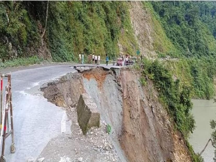 জলপাইগুড়ি: আবারও পাহাড়ের লাইফ লাইন সিকিম শিলিগুড়ির সঙ্গে যোগাযোগ বিচ্ছিন্ন ! সেতিঝোড়ায় রাস্তা ধসের কারণে বন্ধ ১০ নং জাতীয় সড়ক।