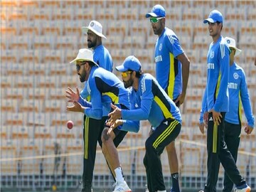 ৬'৩''-র নাভেদ ১৫০ কিমি/ঘণ্টা গতিতে বল করে, টেক্কা দিতে ভারতের ৬'৬''-র এই বোলার