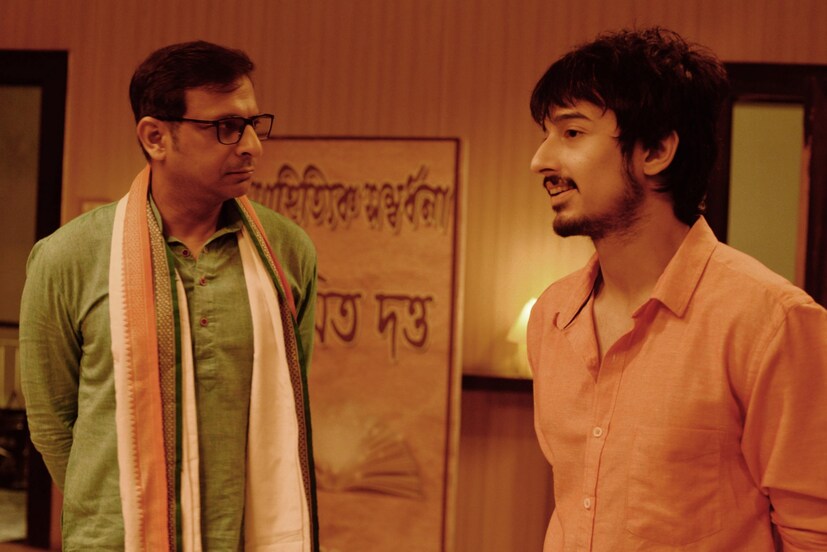 এমনকী, অমিতের বিরুদ্ধে এ-ও অভিযোগ ওঠে যে, বিগত দুই দশক ধরে তাঁর যে খ্যাতি-অর্থ, সেই সব কিছুর অন্তরালেই লুকিয়ে রয়েছে তাঁর নৃশংস অপরাধ। এইসব অভিযোগের মোকাবিলা করতে গিয়ে তিনি তর্কাতর্কি থেকে ছোটোখাটো হাতাহাতি এবং পুলিশি ঝামেলায় পর্যন্ত জড়িয়ে যান। জানা যায় যে, প্রতিহিংসাবশত সাহিত্যিকের প্রাক্তন স্ত্রী-ও কিন্তু এই মিডিয়া গোষ্ঠীর ষড়যন্ত্রে শামিল। আর সেই ষড়যন্ত্রের মোক্ষম জবাব দেওয়ার জন্যে অমিত দত্ত কোনও উপায় খুঁজে পান না।
