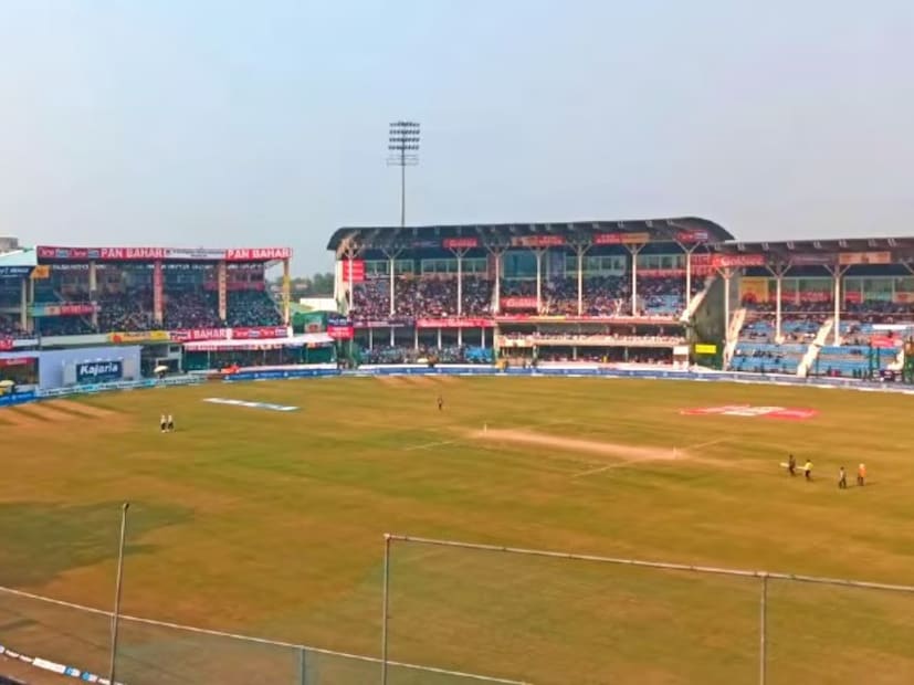 কারণ হল কানপুরের ওয়েদার রিপোর্ট। স্থানীয় হাওয়া অফিসের রিপোর্ট বলছে, ভারত-বাংলাদেশ দ্বিতীয় টেস্টের প্রথম ৩ দিনই বৃষ্টির পূর্বাভাস রয়েছে। এখনো পর্যন্ত  বৃষ্টির সম্ভাবনা রয়েছে ২০ শতাংশ। যা বাড়ার সম্ভাবনা রয়েছে।