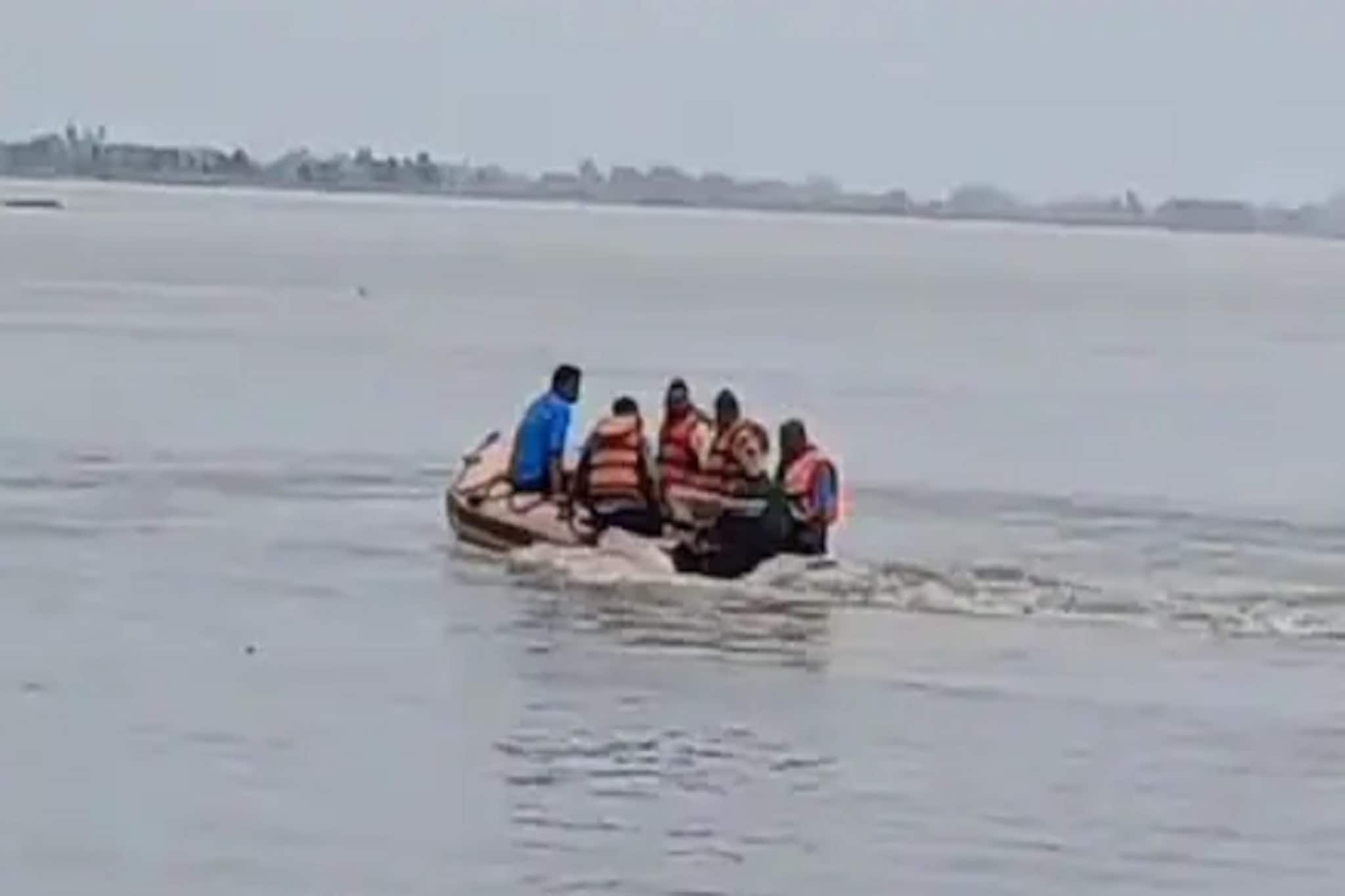 কানপুরের গঙ্গায় তলিয়ে গেলেন স্বাস্থ্য দফতরের ডেপুটি ডিরেক্টর, ডুবুরিরা কী করলেন?