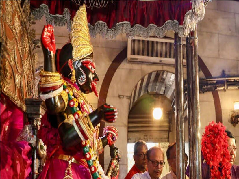 *জ্যোতিষশাস্ত্র মতে, কৌশিকী অমাবস্যার দিন সংযম পালন করতে হয়৷ তাই এদিন উপোস রাখতে পারলে খুবই ভাল। তা না পারলেও নিরামিষ খান। এদিন মা তারার পায়ে সিঁদুর ও লাল রক্তজবা নিবেদন করুন ও ভক্তিভরে প্রার্থণা করুন। এতে আপনার জীবন থেকে অমাবস্যার কালো ছায়া বা অশুভ প্রভাব সরে যেতে পারে। 
