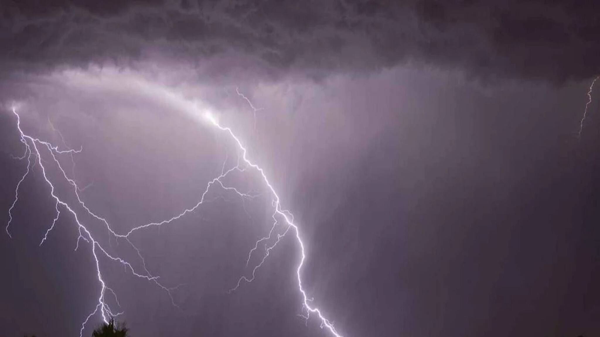 নিম্নচাপের জের! সোম থেকেই তোলপাড় দক্ষিণবঙ্গ, প্রবল বৃষ্টি এবং বজ্রপাতের আশঙ্কা