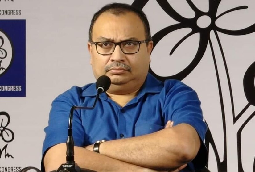 তৃণমূল মুখপাত্র কুণাল ঘোষ শুক্রবারই দাবি করেন, বিজেপির ২৭ জন বিধায়ক ও ৪ জন সাংসদ নাকি তৃণমূলে আসার জন্য পা বাড়িয়েই আছেন। এমনকি নিয়মিত বিজেপির অন্দর মহলের আপডেটও দিচ্ছেন তাঁরা। কুণালের এই দাবি ঘিরেই রাজনৈতিক মহলে চর্চা তুঙ্গে। 