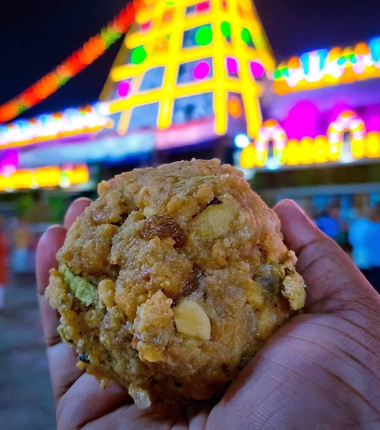 রাজগীরার লাড্ডুপ্রথমে একটা কড়াইয়ে গুড় ফোটান৷ গুড় থেকে বের হওয়া জল ফেলে দিন৷ তারপর আর একটা পাত্রে নিয়ে গুড়টাকে অল্প আঁচে ফুটতে দিন৷ একটু জল যোগ করুন৷ গুড় সিরাপের মতো হয়ে উঠলে তাতে রাজগীরা দিন৷ এলাচগুঁড়ো জিন৷ এবার হাতের তালুতে সামান্য ঘি নিয়ে মিশ্রণ থেকে অল্প-অল্প করে নিয়ে লাড্ডুর আকার দিন৷

