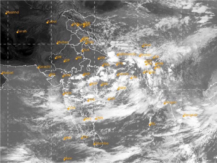 সময় গোনা চলছিল, ধীর গতিতে বঙ্গোপসাগরের উপর অবস্থানের সময় দীর্ঘায়িত করছিল দুটি সাইক্লোনিক সার্কুলেশন৷ সোমবার নিম্নচাপ ক্ষেত্রটি তৈরি হওয়ার পূর্বাভাস থাকলেও সেটি মঙ্গলবার সকালেও তৈরি হয়নি৷ অবশেষে সেই সাইক্লোনিক সার্কুলেশন থেকে নিম্নচাপটি তৈরি হয়ে গেল৷ Photo Courtesy- IMD/Sattellite Image