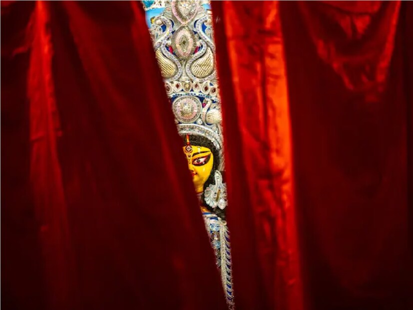 :বুধবার মহালয়াতে করুন এই কাজ ভাগ্যের হাল ফেরাবে। মহালয়ায় পিতৃপক্ষের অবসান হয়ে দেবীপক্ষের সূচনা হয়। তাই এই দিনটির বিশেষ গুরুত্ব রয়েছে। তবে এই দিন কিছুটোটকা মেনে চলবেন এ বিষয়ে বিশিষ্ট জ্যোতিষী পূবালী গুহ শাস্ত্রী জানিয়েছেন মহালয়ার দিনে কী কী করা উচিত এবং কী করা উচিত নয়৷ Photo- Representative :বুধবার মহালয়াতে করুন এই কাজ ভাগ্যের হাল ফেরাবে। মহালয়ায় পিতৃপক্ষের অবসান হয়ে দেবীপক্ষের সূচনা হয়। তাই এই দিনটির বিশেষ গুরুত্ব রয়েছে। তবে এই দিন কিছুটোটকা মেনে চলবেন এ বিষয়ে বিশিষ্ট জ্যোতিষী পূবালী গুহ শাস্ত্রী জানিয়েছেন মহালয়ার দিনে কী কী করা উচিত এবং কী করা উচিত নয়৷ Photo- Representative