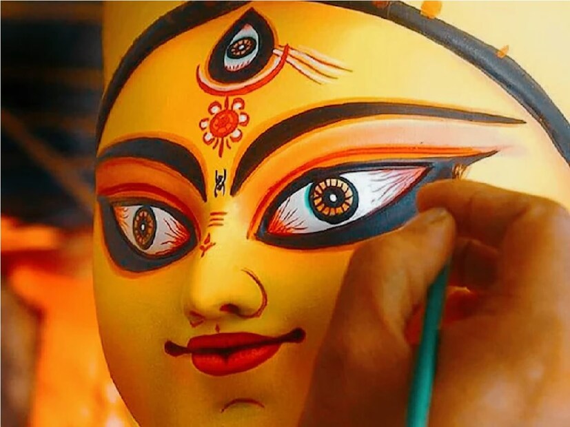 ৪) মহালয়ার দিন কোনও অসহায় মানুষকে তাঁর উপকারে লাগে এমন জিনিস দান করুন। Photo- Representative