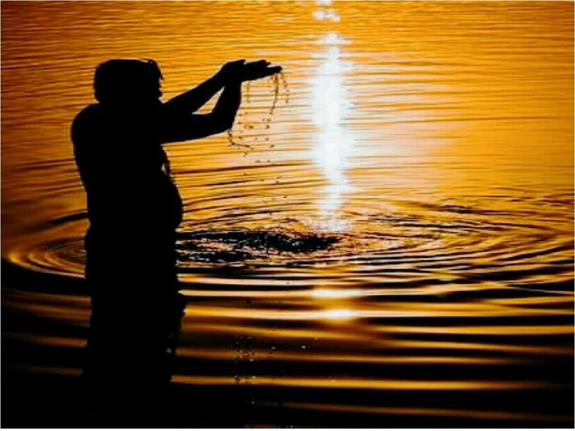 ১) মহালয়ার দিন ব্রাহ্মণ ভোজন  করান। পাঁচ জন কিংবা সাত জন কে এদিন সেবা করান। এ ছাড়া দুঃস্থ শিশুদের বস্ত্র বিতরণ করুন কিংবা তাঁদের খাবার বা ফলদান করুন। Photo- Representative