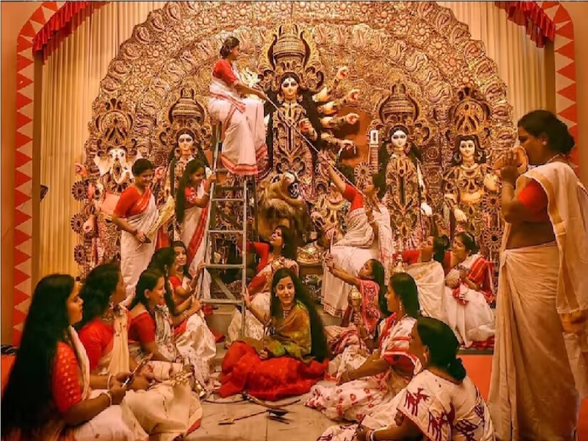 ৩) মহালয়ার দিন পূর্বপুরুষদের উদ্দেশ্যে তামার ঘটিতে কাঁচা দুধ, কালো তিল, আতপ চাল, সাদা ফুল এবং গঙ্গাজল মিশিয়ে বাড়ির কোনও ফাঁকা জায়গায় ঢেলে দিন। এই কাজটা কোনও জলাশয়েও করা যেতে পারে। Photo- Representative