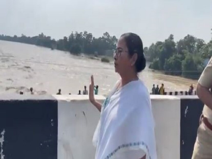 এই গ্রামে থেকে সোজা দেখা যায় দামোদরের ভয়াল রূপ। দুর্গাপুর ব্যারেজের উপর গিয়ে জল ছাড়া দেখেন মমতা। তার পর গ্রামে ফিরে এসে বলেন, &quot;ডিভিসির জল ছাড়ার কারণে কী ভয়ঙ্কর পরিস্থিতি নিজের চোখে দেখে এলাম।&quot;