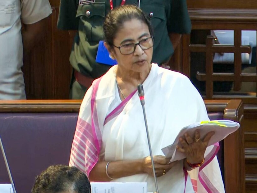 তবে গড় আয়ের দিক থেকে দেশের তুলনায় কিছুটা পিছিয়ে পশ্চিমবঙ্গ। পশ্চিমবঙ্গের মানুষের মাথাপিছু আয় দেশের গড় আয়ের ৮৩.৭ শতাংশ। 