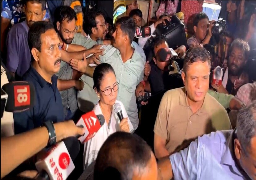 ফের কালীঘাটের বাড়িতেই ফের বৈঠকের আহ্বান৷   আজ বিকেল পাঁচটার সময় জুনিয়র চিকিৎসকদের আসতে বলা হল কালীঘাটে৷