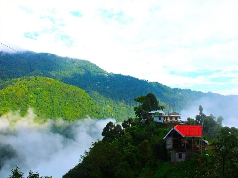 *রাতের সৌন্দর্যও অন্যরকম। হোমস্টের সামনে বার্বিকিউ করার ব্যবস্থা রয়েছে। এখানে সানসেট ভিউ অসাধারণ। অন্ধকার নামলেই আলো ঝলমল করে ওঠে হোমস্টে চত্ত্বর। তার সঙ্গে দূরের পাহাড়ের আলো ছলমলে পাহাড়। সঙ্গে ক্যাম্প ফায়ার আর বার্বিকিউ। অসাধারণ সেই সৌন্দর্য।