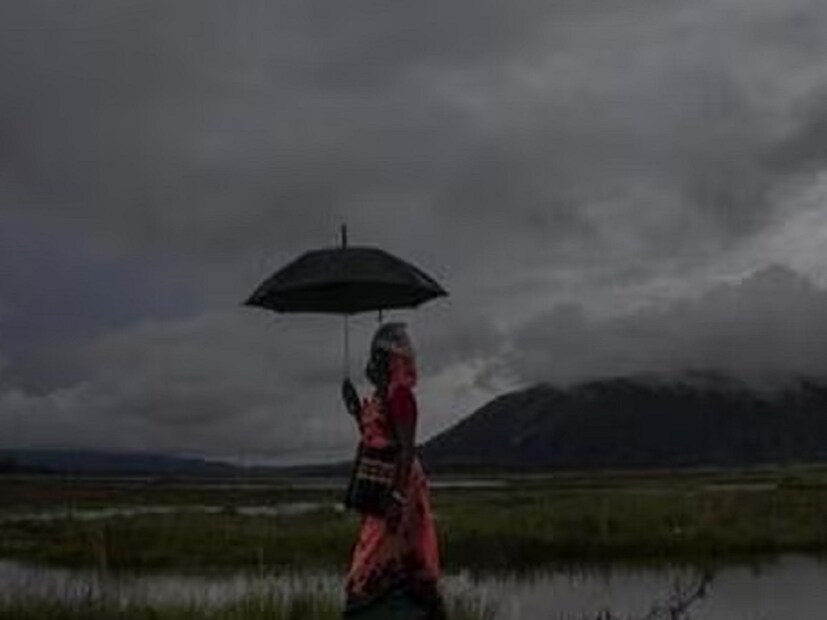 উত্তরবঙ্গের মালদহতেও ভারী বৃষ্টির সম্ভাবনা শুক্রবার। দক্ষিণবঙ্গে বৃহস্পতিবার থেকে শনিবার পর্যন্ত ভারী থেকে অতি ভারী বৃষ্টির আশঙ্কা। পাশাপাশি দক্ষিণবঙ্গের সব জেলাতেই হালকা থেকে মাঝারি বৃষ্টি হবে। বজ্রবিদ্যুৎ-সহ বৃষ্টির সম্ভাবনা রয়েছে। 