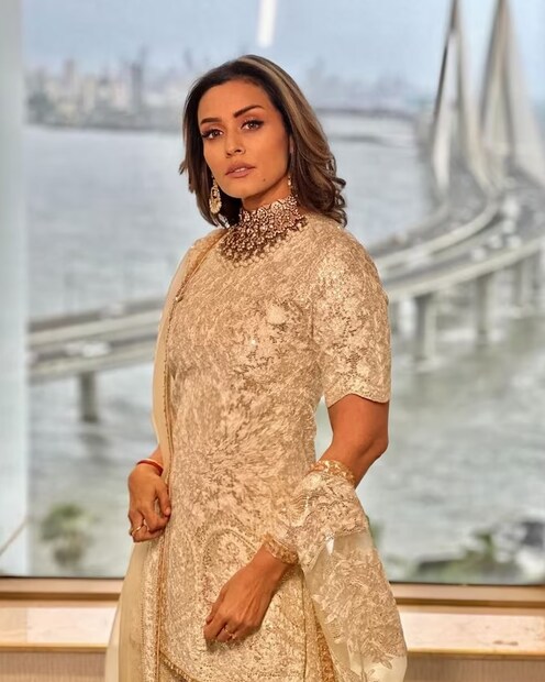 কে এই অভিনেত্রী? তিনি নম্রতা শিরোদকর। মডেলিং দিয়ে কেরিয়ার শুরু। নামডাকও হয়েছিল। সেই সূত্রেই হিন্দি সিনেমার জগতে আত্মপ্রকাশ। ১৯৯৩ সালে ‘মিস ইন্ডিয়া’ খেতাব জিতেছিলেন নম্রতা। তারপর ‘মিস ইউনিভার্স’ প্রতিযোগিতায় ভারতের হয়ে প্রতিনিধিত্ব করেন। তবে খেতাব জিততে পারেননি। ষষ্ঠ হন তিনি। তবে শিশু শিল্পী হিসাবে নম্রতার নামডাক ছিল। ১৮৭৭ সালে শত্রুঘ্ন সিনহার ছবি ‘শিরিডি কি সাঁই বাবা’-তে অভিনয় করেছিলেন তিনি।