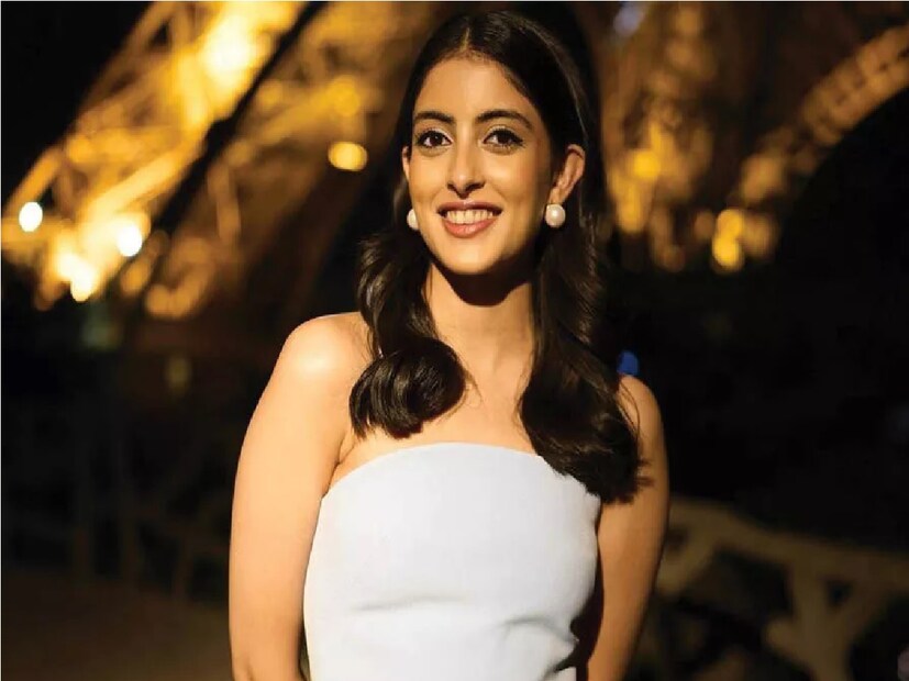 *বলিউডে অভিষেক না হলেও প্রায়শই লাইমলাইটে থাকেন নভ্যা। অমিতাভ বচ্চনের মেয়ে শ্বেতা বচ্চনের মেয়ে নভ্যা নভেলি নন্দা আইআইএম আহমেদাবাদ ক্যাম্পাসের ছবি সোশ্যাল মিডিয়ায় শেয়ার করেছেন। এই ছবিতে তিনি বেশ হাসিখুশি। 