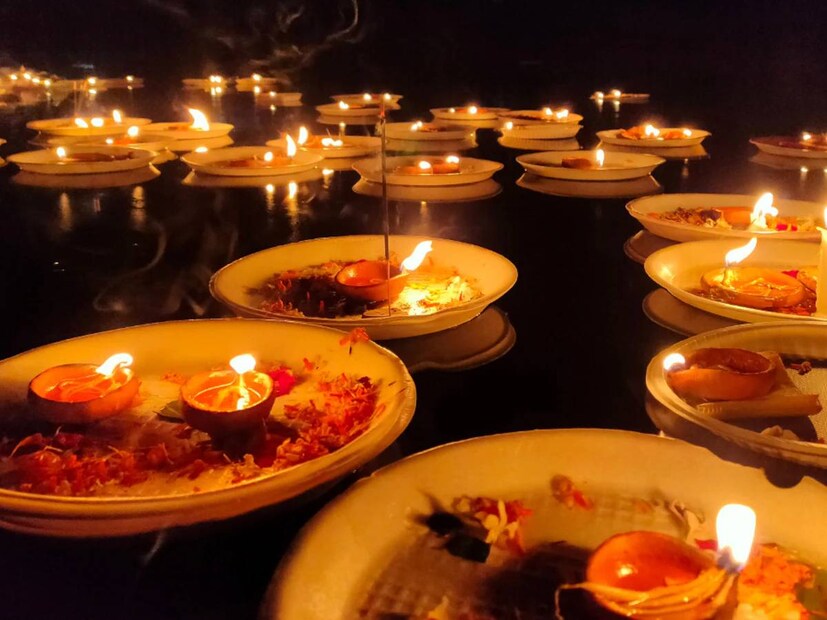 রোদবৃষ্টির ভেলায় ভেসে এসেই গেল মহালয়া। আগামী বুধবার আশ্বিনের অমাবস্যায় মহালয়া। পিতৃপক্ষের অবসানে দেবীপক্ষের সূত্রপাত। 